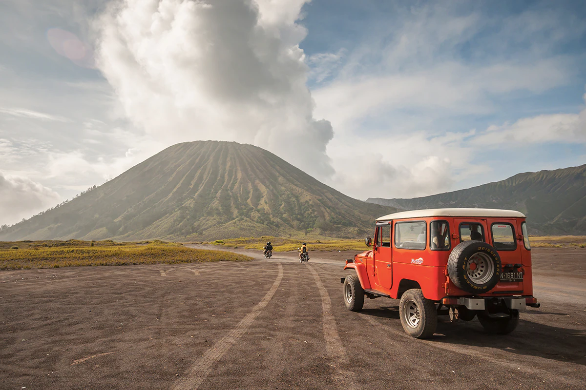Pesona Gunung Bromo, Lautan Pasir dan Cahaya Fajar