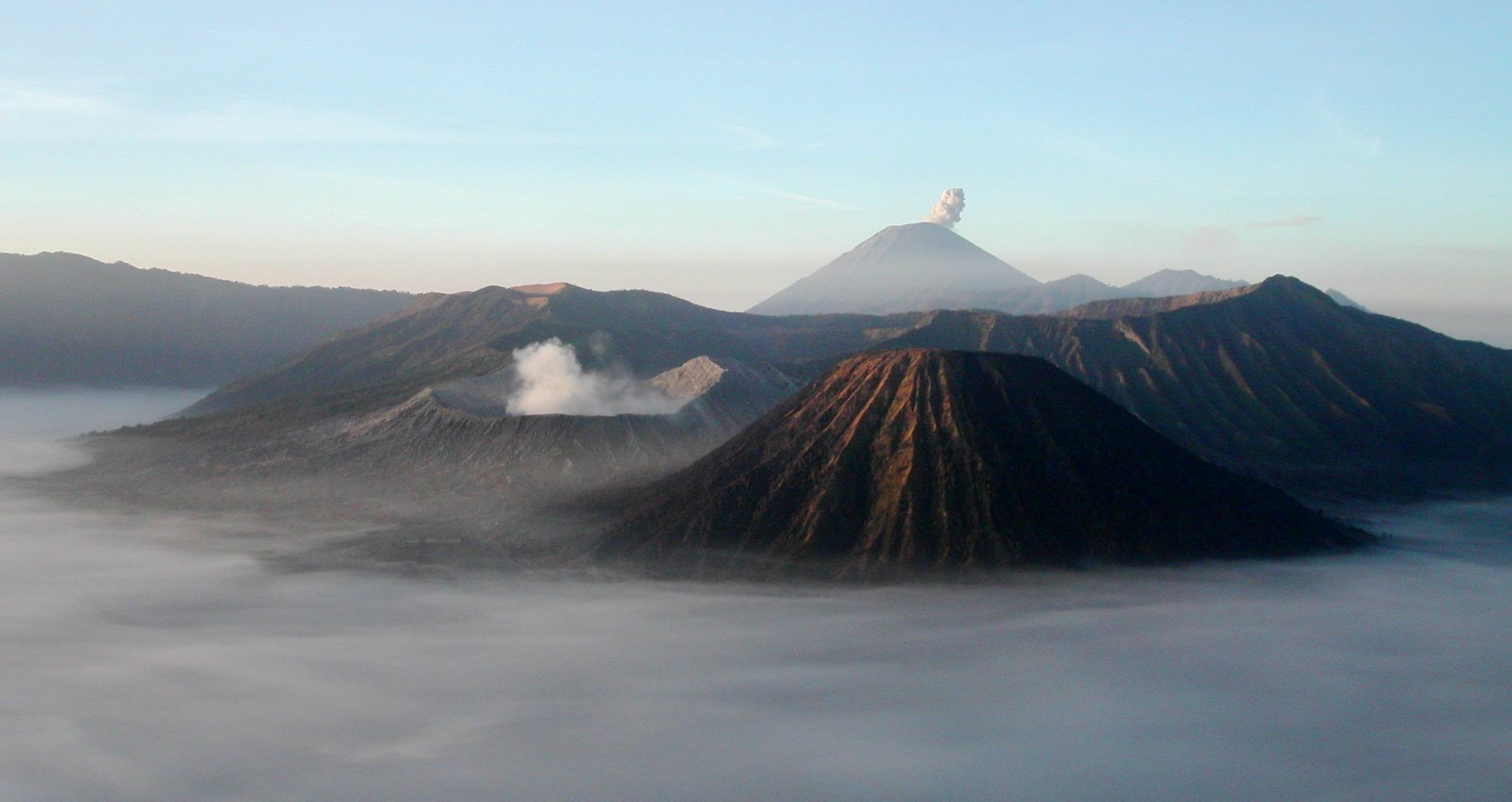 Gunung Bromo, Pesona Lautan Pasir dan Cahaya Fajar yang Indah!