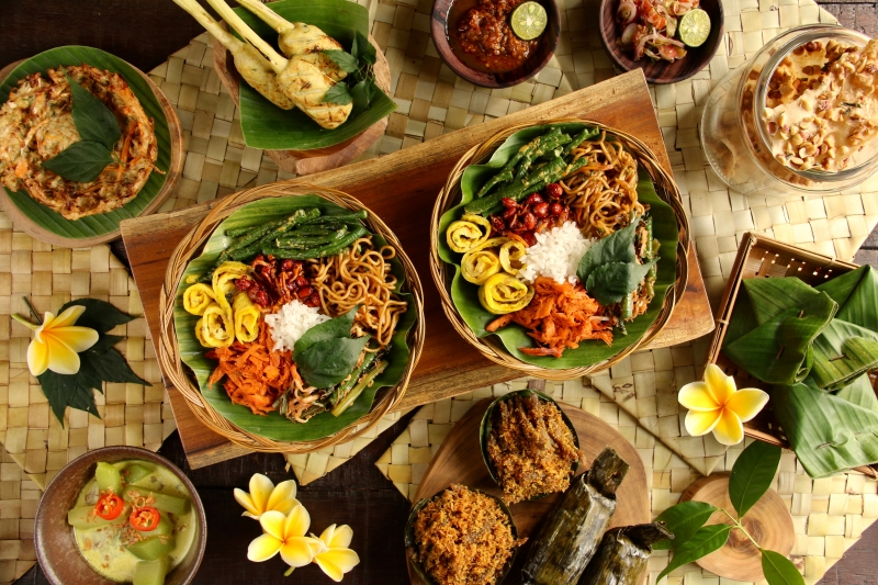 Hidangan khas daerah dengan penyajian tradisional yang menggugah selera